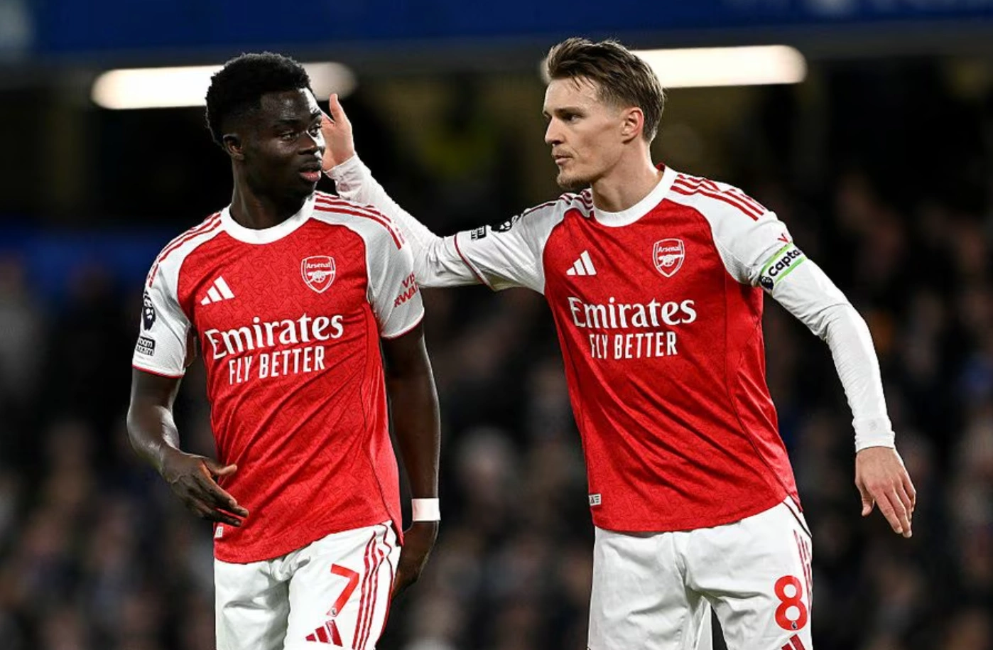 Pha va chạm giữa cầu thủ Arsenal và Chelsea