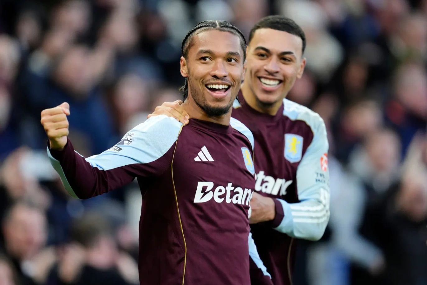 Cầu thủ Aston Villa ăn mừng bàn thắng